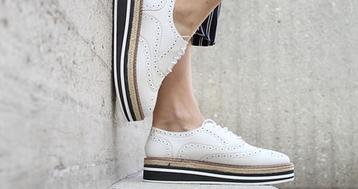 Como usar Zapatillas de color blanco para mujer